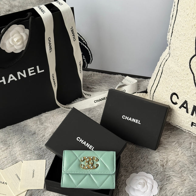 MINI FLAP CARD HOLDER 11 IN BABY GREEN LAMBSKIN GOLD-TONE METALLIC