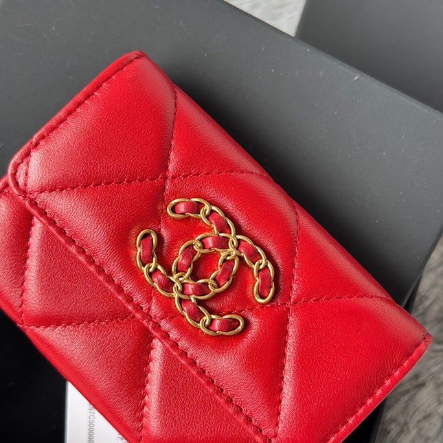 MINI FLAP CARD HOLDER 11 IN RED LAMBSKIN GOLD-TONE METALLIC