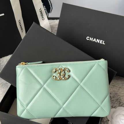 CLASSIC ZIPPER POUCH 20 IN BABY GREEN SMOOTH LAMBSKIN GOLD-TONE HARDWARE