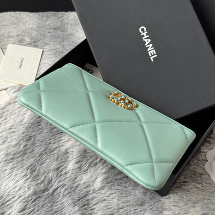 CLASSIC ZIPPER POUCH 20 IN BABY GREEN SMOOTH LAMBSKIN GOLD-TONE HARDWARE