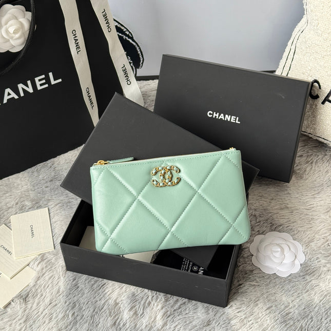 CLASSIC ZIPPER POUCH 20 IN BABY GREEN SMOOTH LAMBSKIN GOLD-TONE HARDWARE