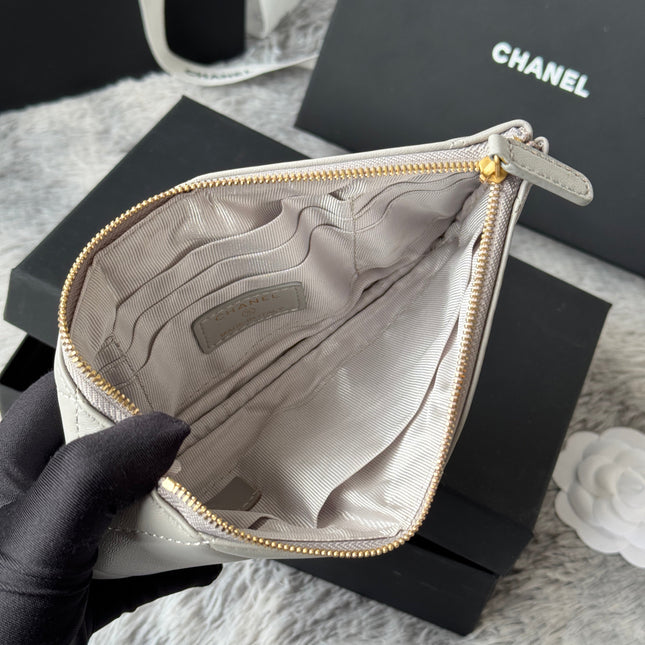 CLASSIC ZIPPER POUCH 20 IN GREY SMOOTH LAMBSKIN GOLD-TONE HARDWARE