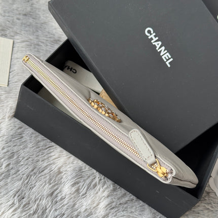 CLASSIC ZIPPER POUCH 20 IN GREY SMOOTH LAMBSKIN GOLD-TONE HARDWARE