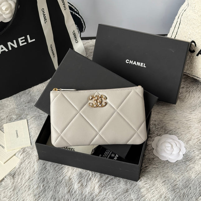 CLASSIC ZIPPER POUCH 20 IN GREY SMOOTH LAMBSKIN GOLD-TONE HARDWARE