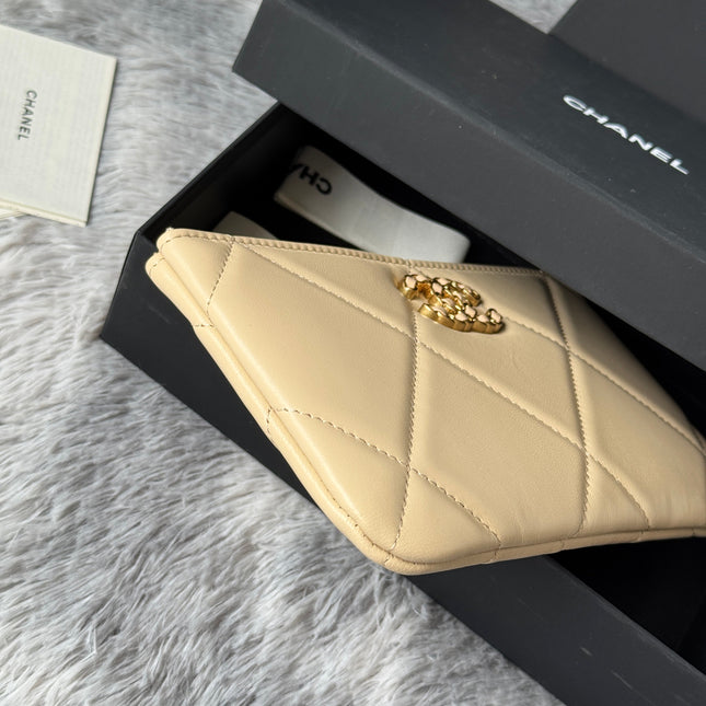 CLASSIC ZIPPER POUCH 20 IN BEIGE SMOOTH LAMBSKIN GOLD-TONE HARDWARE