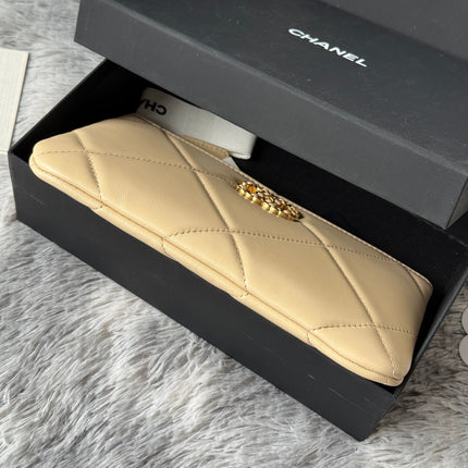 CLASSIC ZIPPER POUCH 20 IN BEIGE SMOOTH LAMBSKIN GOLD-TONE HARDWARE