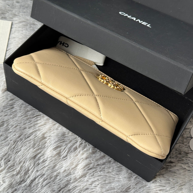 CLASSIC ZIPPER POUCH 20 IN BEIGE SMOOTH LAMBSKIN GOLD-TONE HARDWARE