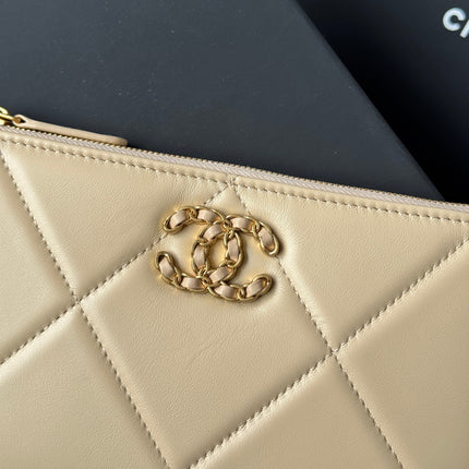 CLASSIC ZIPPER POUCH 20 IN BEIGE SMOOTH LAMBSKIN GOLD-TONE HARDWARE