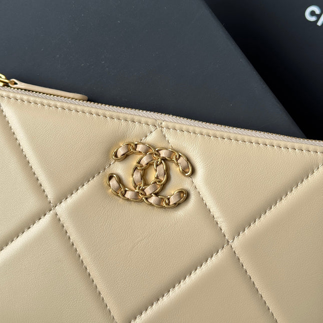 CLASSIC ZIPPER POUCH 20 IN BEIGE SMOOTH LAMBSKIN GOLD-TONE HARDWARE