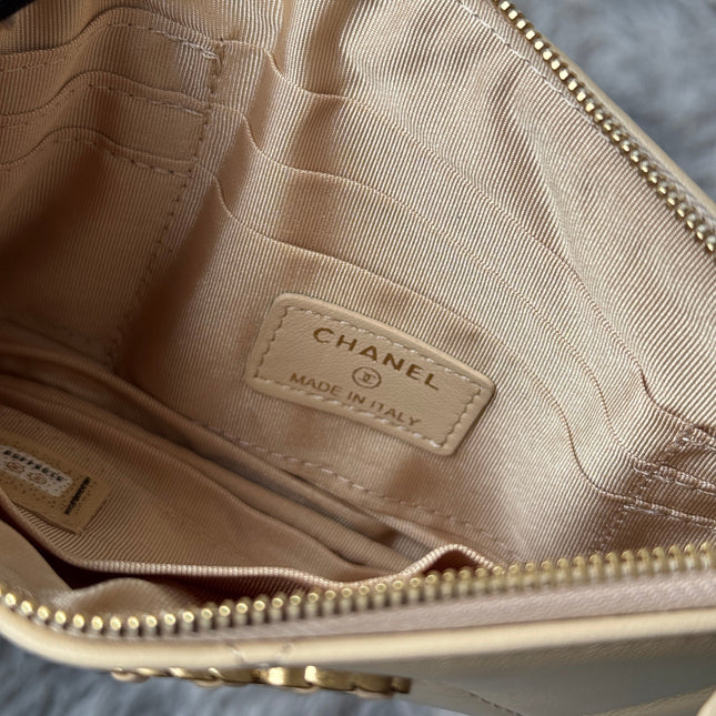 CLASSIC ZIPPER POUCH 20 IN BEIGE SMOOTH LAMBSKIN GOLD-TONE HARDWARE