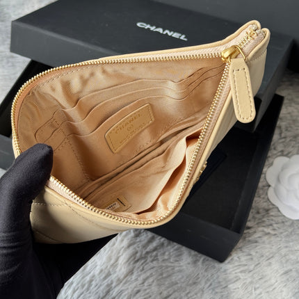 CLASSIC ZIPPER POUCH 20 IN BEIGE SMOOTH LAMBSKIN GOLD-TONE HARDWARE