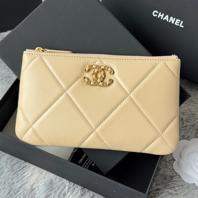 CLASSIC ZIPPER POUCH 20 IN BEIGE SMOOTH LAMBSKIN GOLD-TONE HARDWARE