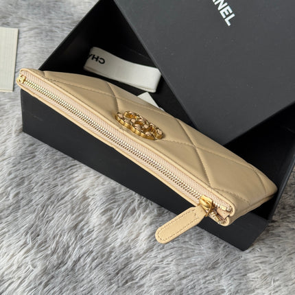 CLASSIC ZIPPER POUCH 20 IN BEIGE SMOOTH LAMBSKIN GOLD-TONE HARDWARE