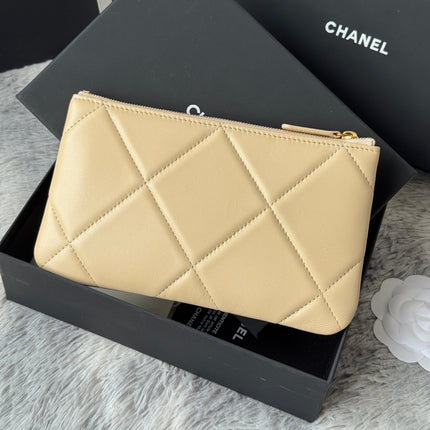 CLASSIC ZIPPER POUCH 20 IN BEIGE SMOOTH LAMBSKIN GOLD-TONE HARDWARE