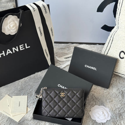 CC CLASSIC ZIPPED POUCH 14 IN BLACK GRAINED CALFSKIN SILVER-TONE CHARM CHAIN