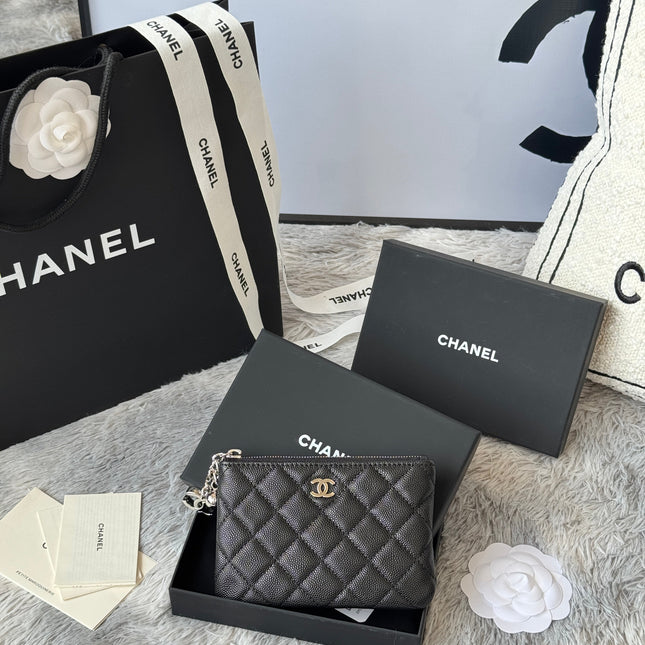 CC CLASSIC ZIPPED POUCH 14 IN BLACK GRAINED CALFSKIN SILVER-TONE CHARM CHAIN