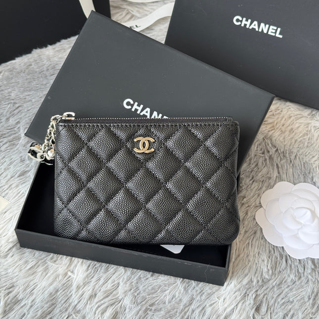 CC CLASSIC ZIPPED POUCH 14 IN BLACK GRAINED CALFSKIN SILVER-TONE CHARM CHAIN