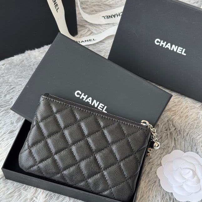 CC CLASSIC ZIPPED POUCH 14 IN BLACK GRAINED CALFSKIN SILVER-TONE CHARM CHAIN