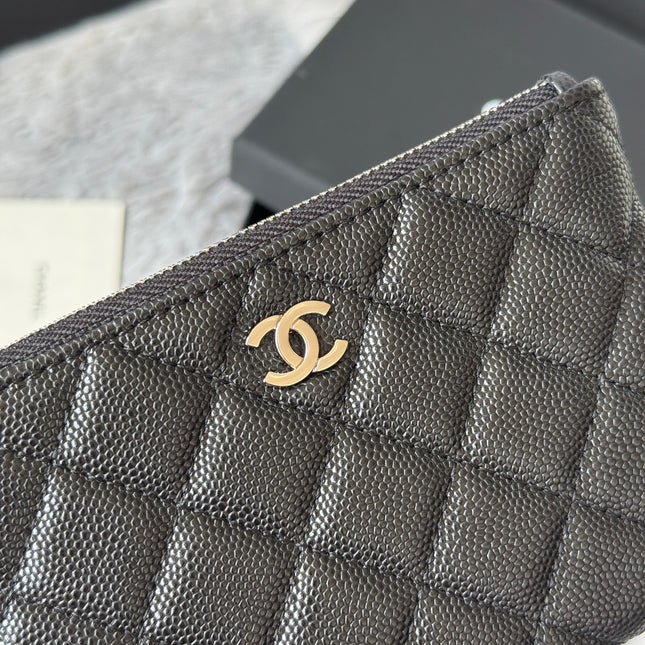 CC CLASSIC ZIPPED POUCH 14 IN BLACK GRAINED CALFSKIN SILVER-TONE CHARM CHAIN