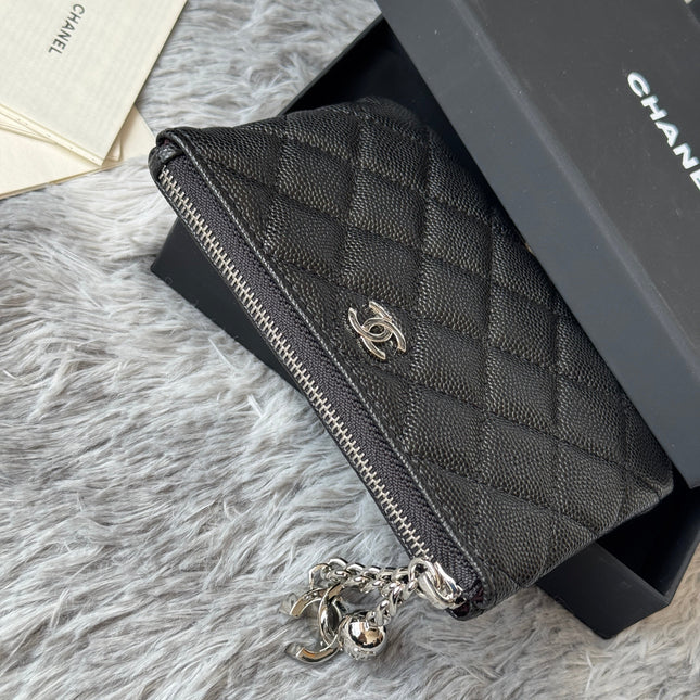 CC CLASSIC ZIPPED POUCH 14 IN BLACK GRAINED CALFSKIN SILVER-TONE CHARM CHAIN