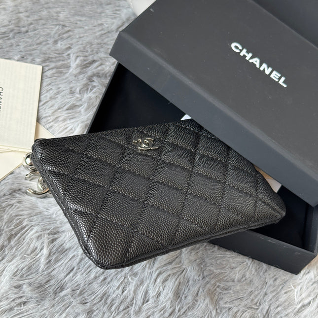 CC CLASSIC ZIPPED POUCH 14 IN BLACK GRAINED CALFSKIN SILVER-TONE CHARM CHAIN