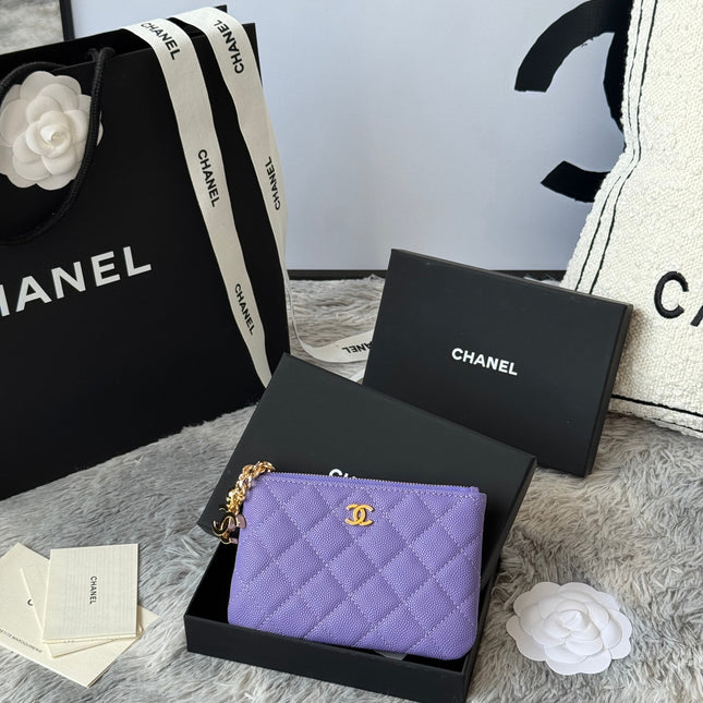 CC CLASSIC ZIPPED POUCH 14 IN BABY PURPLE GRAINED CALFSKIN GOLD-TONE CHARM CHAIN