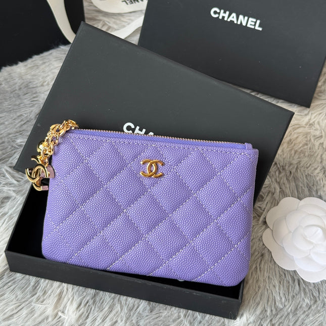 CC CLASSIC ZIPPED POUCH 14 IN BABY PURPLE GRAINED CALFSKIN GOLD-TONE CHARM CHAIN