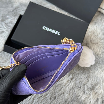 CC CLASSIC ZIPPED POUCH 14 IN BABY PURPLE GRAINED CALFSKIN GOLD-TONE CHARM CHAIN