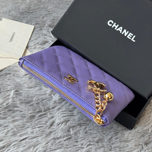 CC CLASSIC ZIPPED POUCH 14 IN BABY PURPLE GRAINED CALFSKIN GOLD-TONE CHARM CHAIN