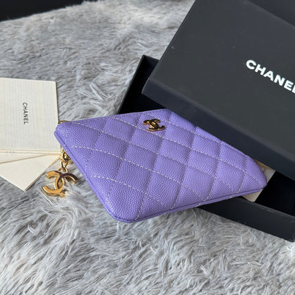 CC CLASSIC ZIPPED POUCH 14 IN BABY PURPLE GRAINED CALFSKIN GOLD-TONE CHARM CHAIN