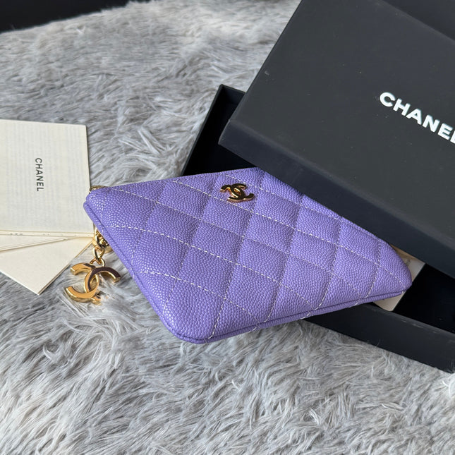CC CLASSIC ZIPPED POUCH 14 IN BABY PURPLE GRAINED CALFSKIN GOLD-TONE CHARM CHAIN