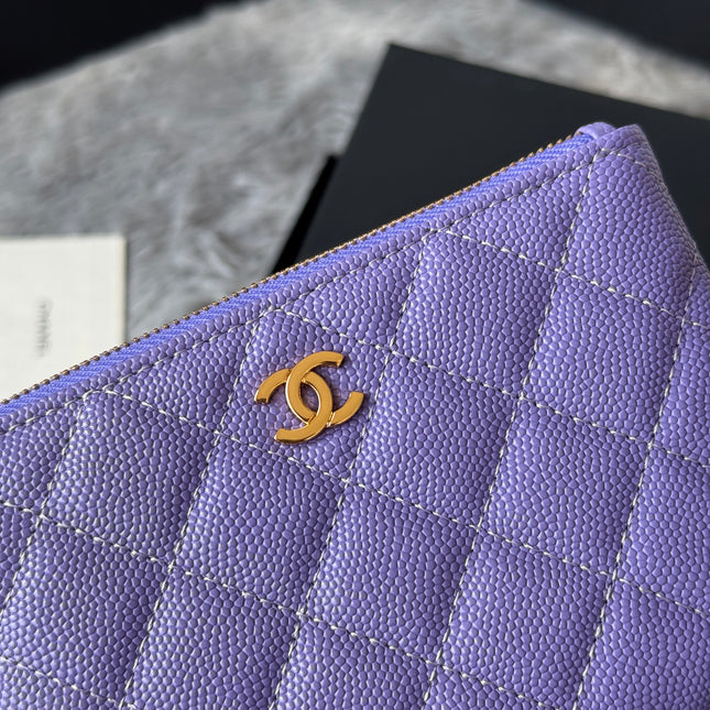 CC CLASSIC ZIPPED POUCH 14 IN BABY PURPLE GRAINED CALFSKIN GOLD-TONE CHARM CHAIN