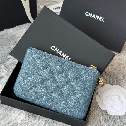 CC CLASSIC ZIPPED POUCH 14 IN NEPAL BLUE GRAINED CALFSKIN GOLD-TONE CHARM CHAIN