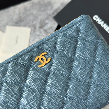 CC CLASSIC ZIPPED POUCH 14 IN NEPAL BLUE GRAINED CALFSKIN GOLD-TONE CHARM CHAIN