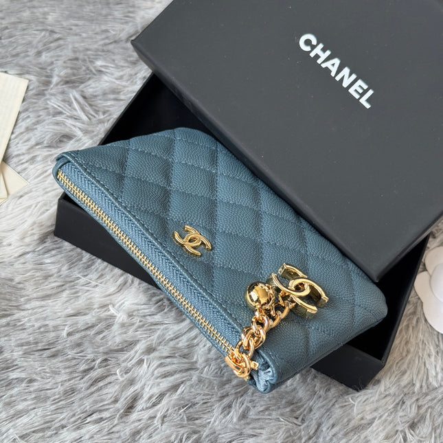 CC CLASSIC ZIPPED POUCH 14 IN NEPAL BLUE GRAINED CALFSKIN GOLD-TONE CHARM CHAIN