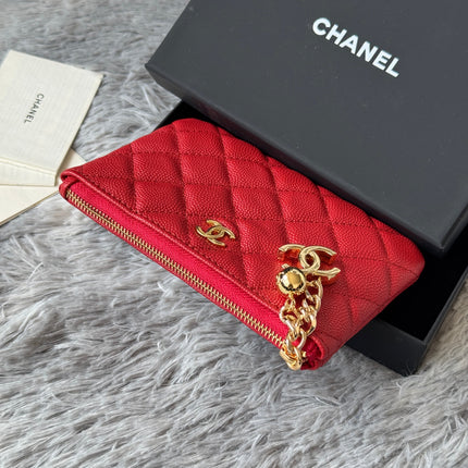 CC CLASSIC ZIPPED POUCH 14 IN RED GRAINED CALFSKIN GOLD-TONE CHARM CHAIN