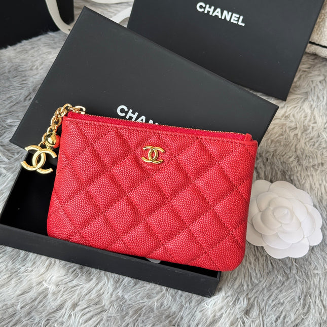 CC CLASSIC ZIPPED POUCH 14 IN RED GRAINED CALFSKIN GOLD-TONE CHARM CHAIN