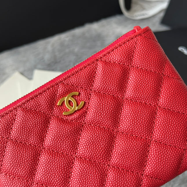 CC CLASSIC ZIPPED POUCH 14 IN RED GRAINED CALFSKIN GOLD-TONE CHARM CHAIN
