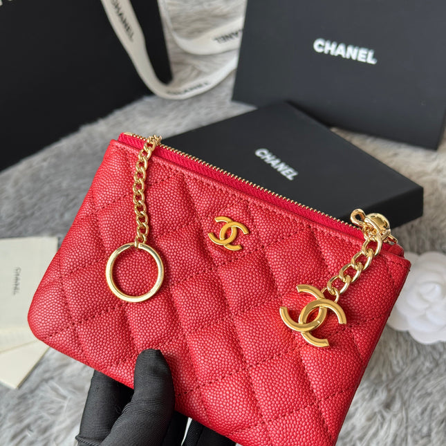 CC CLASSIC ZIPPED POUCH 14 IN RED GRAINED CALFSKIN GOLD-TONE CHARM CHAIN