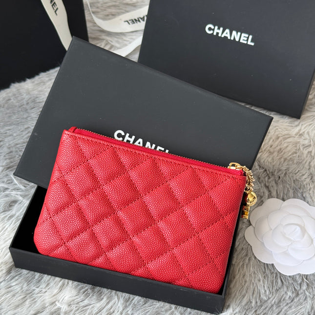 CC CLASSIC ZIPPED POUCH 14 IN RED GRAINED CALFSKIN GOLD-TONE CHARM CHAIN