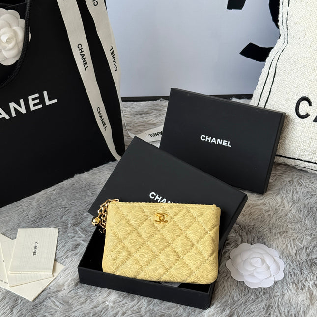 CC CLASSIC ZIPPED POUCH 14 IN YELLOW GRAINED CALFSKIN GOLD-TONE CHARM CHAIN