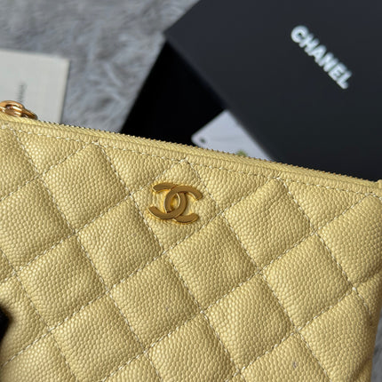 CC CLASSIC ZIPPED POUCH 14 IN YELLOW GRAINED CALFSKIN GOLD-TONE CHARM CHAIN