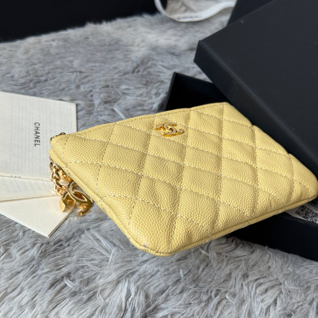 CC CLASSIC ZIPPED POUCH 14 IN YELLOW GRAINED CALFSKIN GOLD-TONE CHARM CHAIN