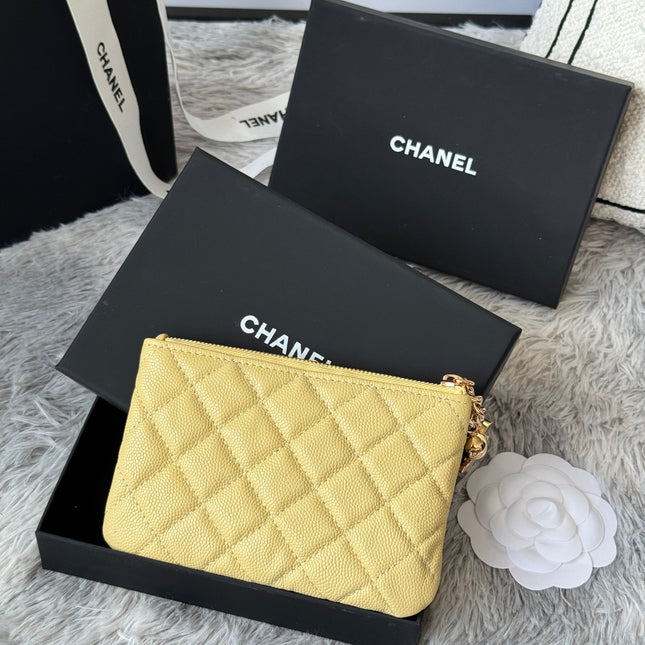 CC CLASSIC ZIPPED POUCH 14 IN YELLOW GRAINED CALFSKIN GOLD-TONE CHARM CHAIN