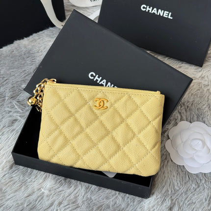 CC CLASSIC ZIPPED POUCH 14 IN YELLOW GRAINED CALFSKIN GOLD-TONE CHARM CHAIN