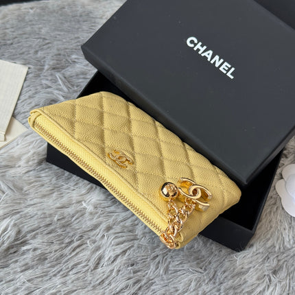 CC CLASSIC ZIPPED POUCH 14 IN YELLOW GRAINED CALFSKIN GOLD-TONE CHARM CHAIN
