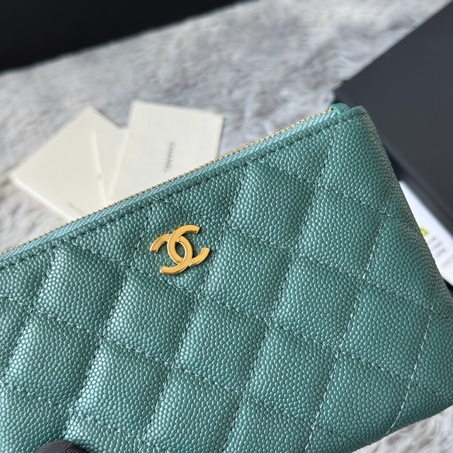 CC CLASSIC ZIPPED POUCH 14 IN NEPTUNE GREEN GRAINED CALFSKIN GOLD-TONE CHARM CHAIN