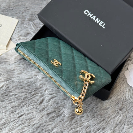 CC CLASSIC ZIPPED POUCH 14 IN NEPTUNE GREEN GRAINED CALFSKIN GOLD-TONE CHARM CHAIN