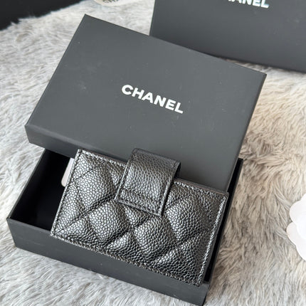 CARD HOLDER 10 CIRCLE CLASP IN BLACK CAVIAR LEATHER SILVER-TONE METALLIC