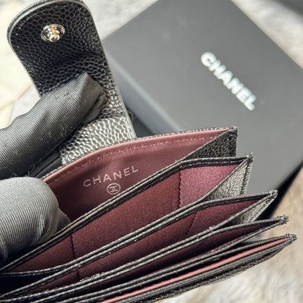 CARD HOLDER 10 CIRCLE CLASP IN BLACK CAVIAR LEATHER SILVER-TONE METALLIC